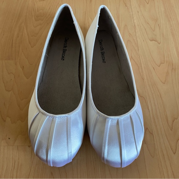 NEW David’s Bridal Women’s Dyeable White Satin Pleated Toe Flat, Size 9.5W - Picture 3 of 10